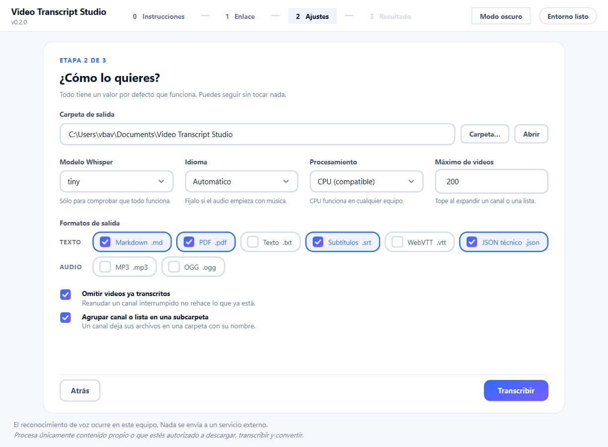 Etapa 2: carpeta de salida, modelo, idioma, procesamiento y tope de videos, con los formatos agrupados y dos interruptores de comportamiento